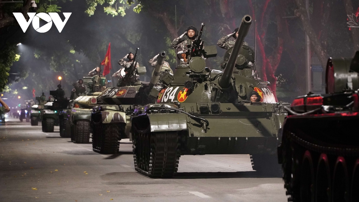 Người dân đổ về Ba Đình chiêm ngưỡng vũ khí hạng nặng, hô vang "Việt Nam muôn năm"